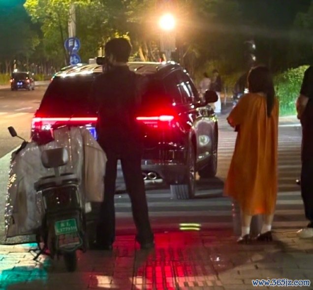 张凌赫夜深回南师大